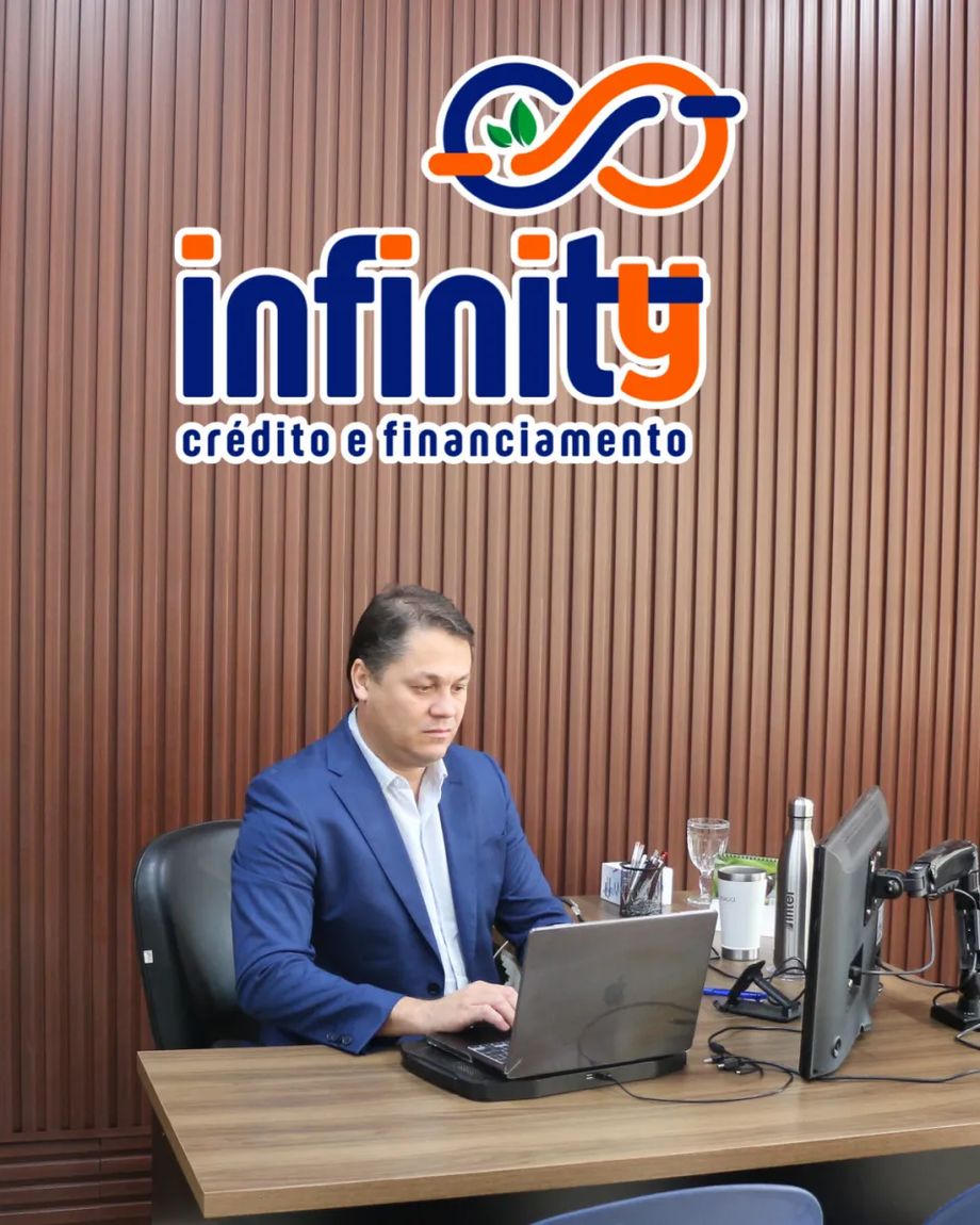 Escritório da Infinity Crédito e Financiamento, com o logo na parede